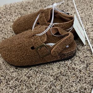 Lucky Brand kids Sherpa Cozy Brown Kids clogs.